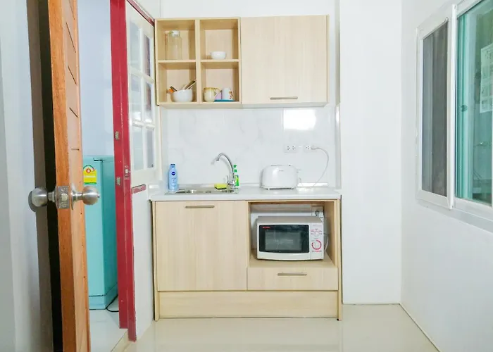 In Townhouse With Private Bath And Kitchenette * Bangkok